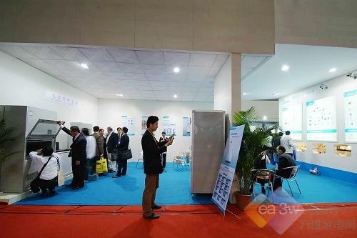 节能环保制冷展上美的节能一体空调受关注